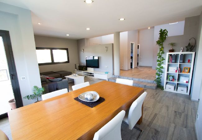 Villa à Sils -  Merveille moderne - à 26km des plages de la Costa Brava! Villa à Sils -  Merveille moderne - à 26km des plages de la Costa Brava!