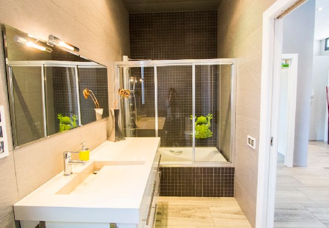 Villa à Sils -  Merveille moderne - à 26km des plages de la Costa Brava! Villa à Sils -  Merveille moderne - à 26km des plages de la Costa Brava!