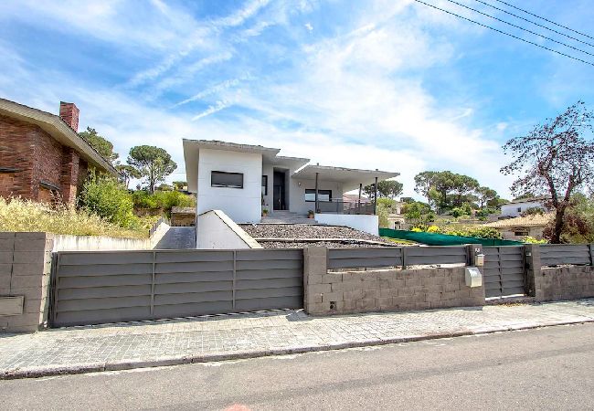 Villa à Sils -  Merveille moderne - à 26km des plages de la Costa Brava! Villa à Sils -  Merveille moderne - à 26km des plages de la Costa Brava!