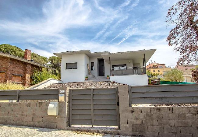 Villa à Sils -  Merveille moderne - à 26km des plages de la Costa Brava! Villa à Sils -  Merveille moderne - à 26km des plages de la Costa Brava!