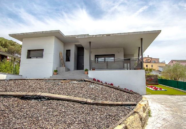 Villa à Sils -  Merveille moderne - à 26km des plages de la Costa Brava! Villa à Sils -  Merveille moderne - à 26km des plages de la Costa Brava!