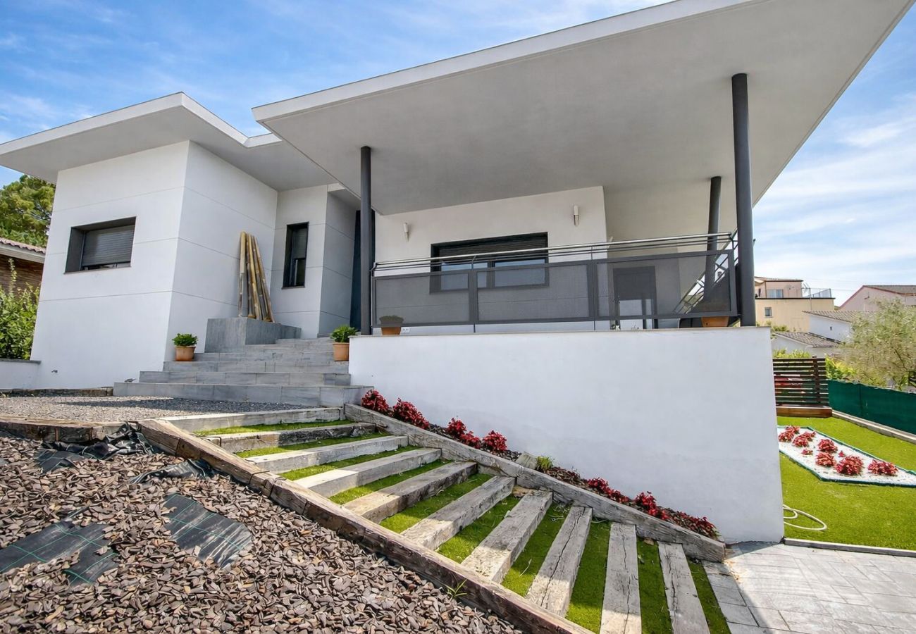 Villa à Sils -  Merveille moderne - à 26km des plages de la Costa Brava!