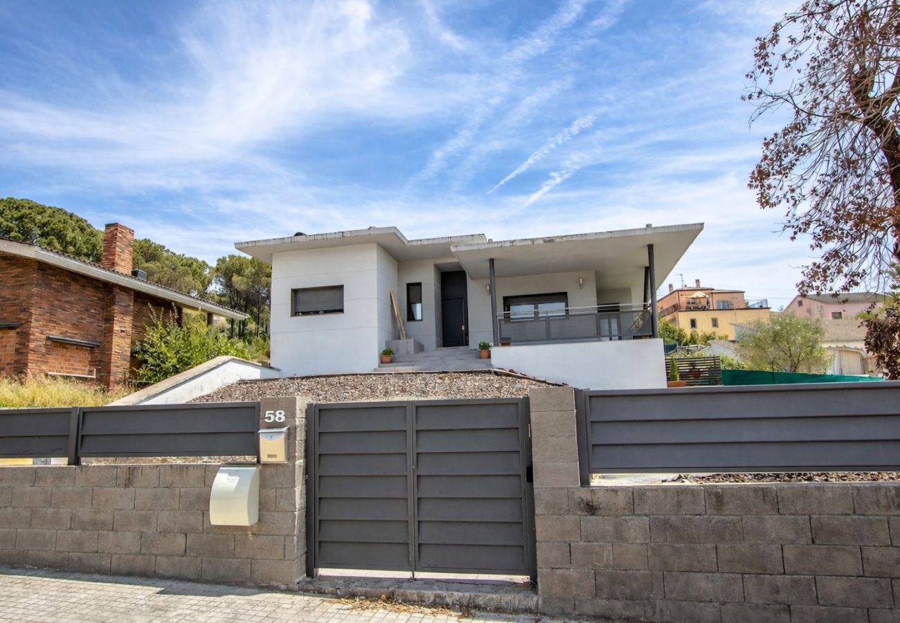 Villa à Sils -  Merveille moderne - à 26km des plages de la Costa Brava!