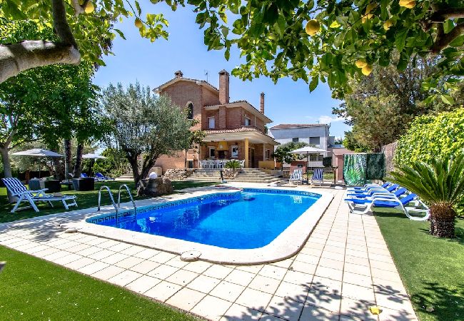 Villa à Sentmenat -  Superbe villa avec piscine privée à 33 km de Barcelone!