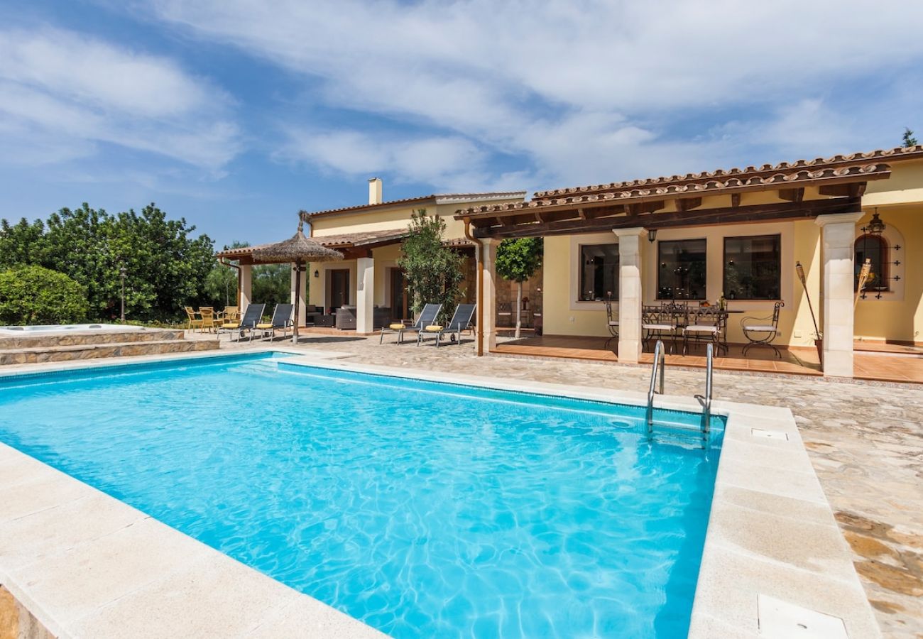 Villa à Majorque/Mallorca -   Villa incroyable à 10 minutes de la vieille ville de Pollensa !