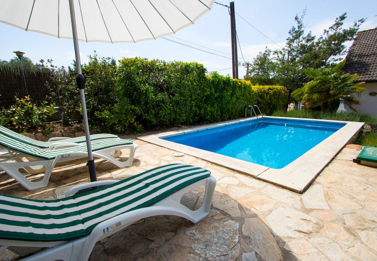Villa à La Canyera -  Villa charmante à seulement 18km des plages de la Costa Brava!
