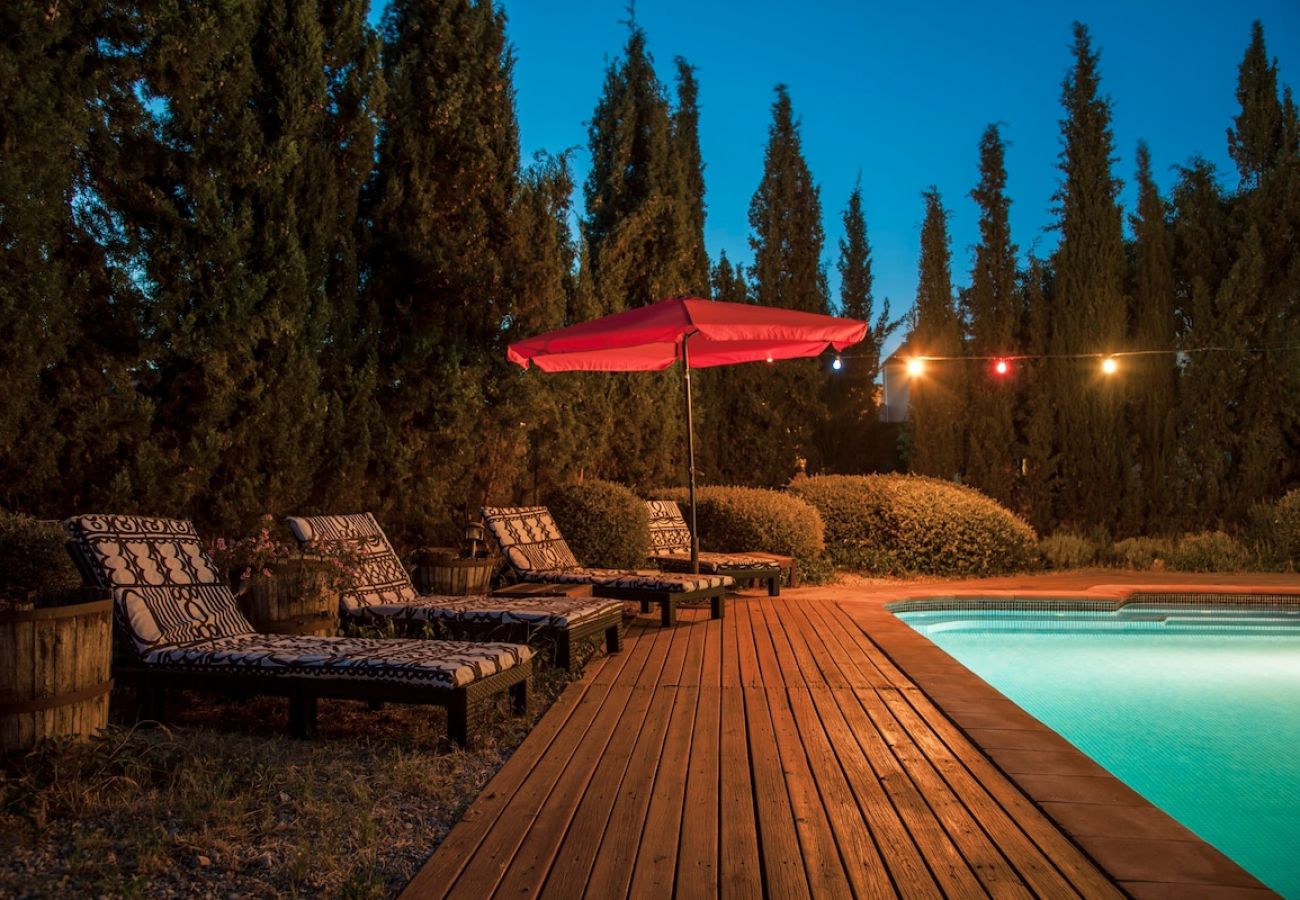 Villa à Vilafranca del Penedes - Villa aux vibrations rustiques avec piscine privée à 12km de la plage!