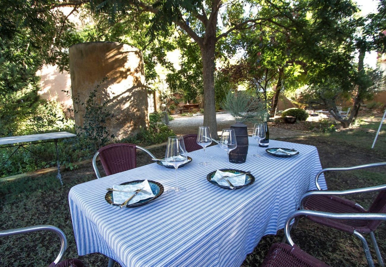 Villa à Vilafranca del Penedes - Villa aux vibrations rustiques avec piscine privée à 12km de la plage!