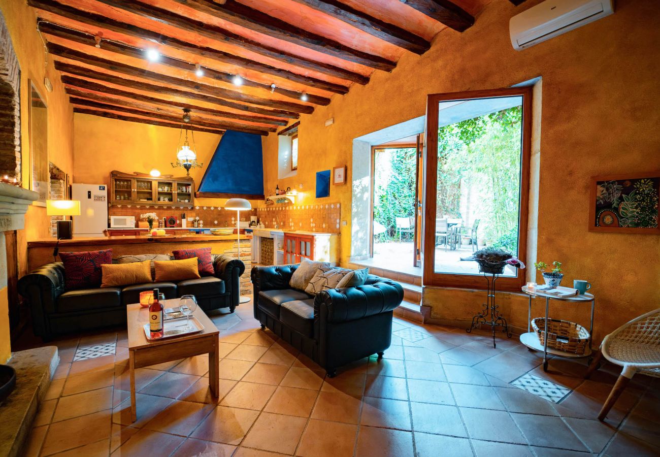 Villa à Vilafranca del Penedes - Villa aux vibrations rustiques avec piscine privée à 12km de la plage!