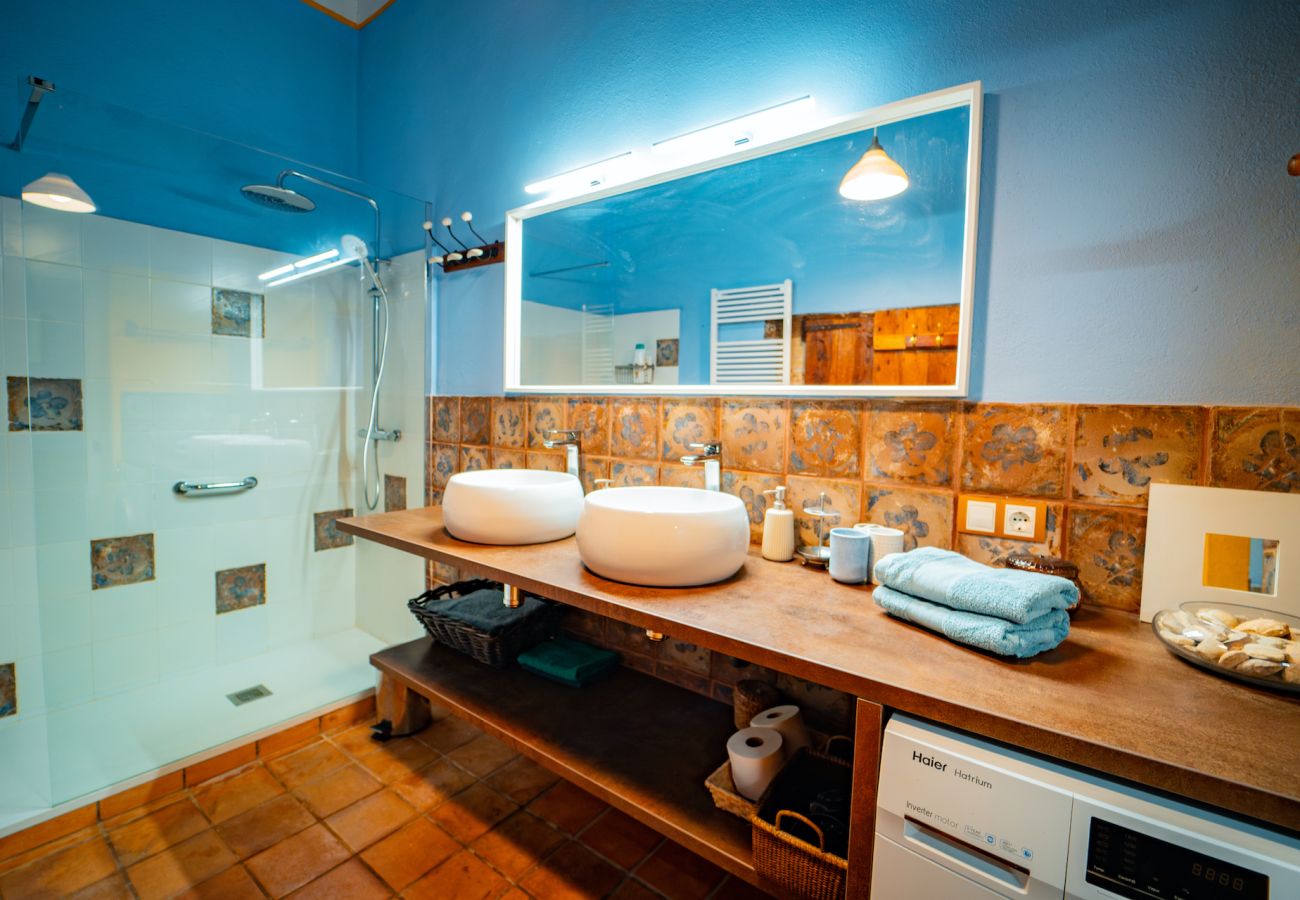 Villa à Vilafranca del Penedes - Villa aux vibrations rustiques avec piscine privée à 12km de la plage!