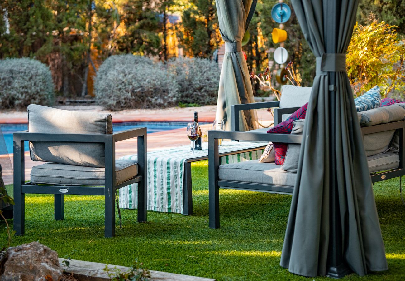 Villa à Vilafranca del Penedes - Villa aux vibrations rustiques avec piscine privée à 12km de la plage!
