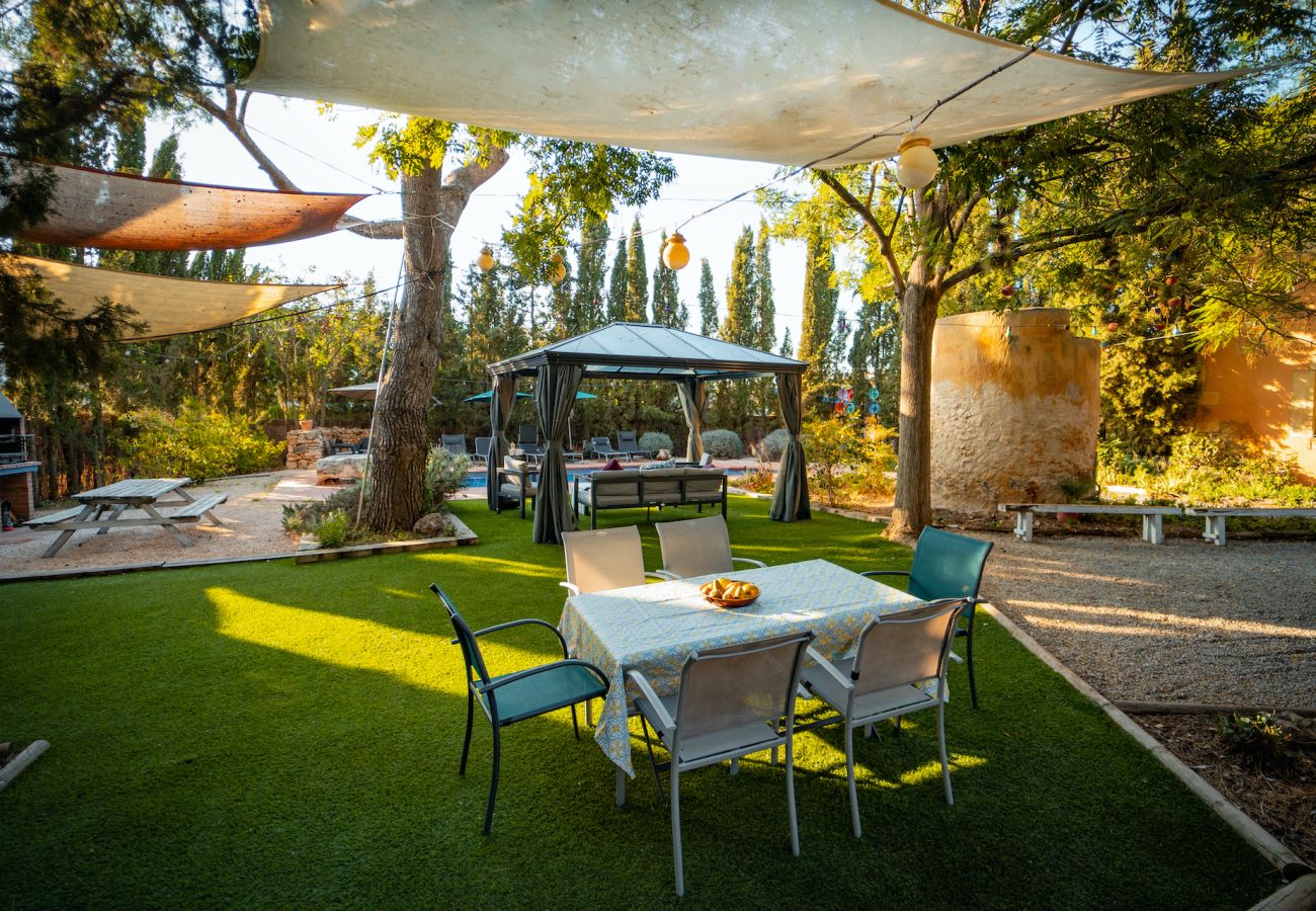 Villa à Vilafranca del Penedes - Villa aux vibrations rustiques avec piscine privée à 12km de la plage!