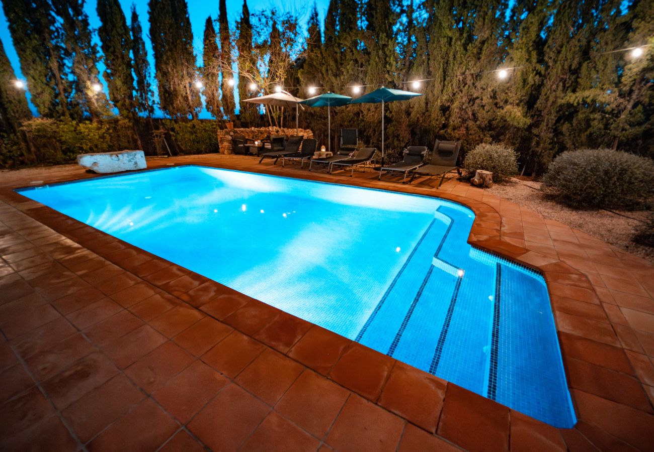 Villa à Vilafranca del Penedes - Villa aux vibrations rustiques avec piscine privée à 12km de la plage!