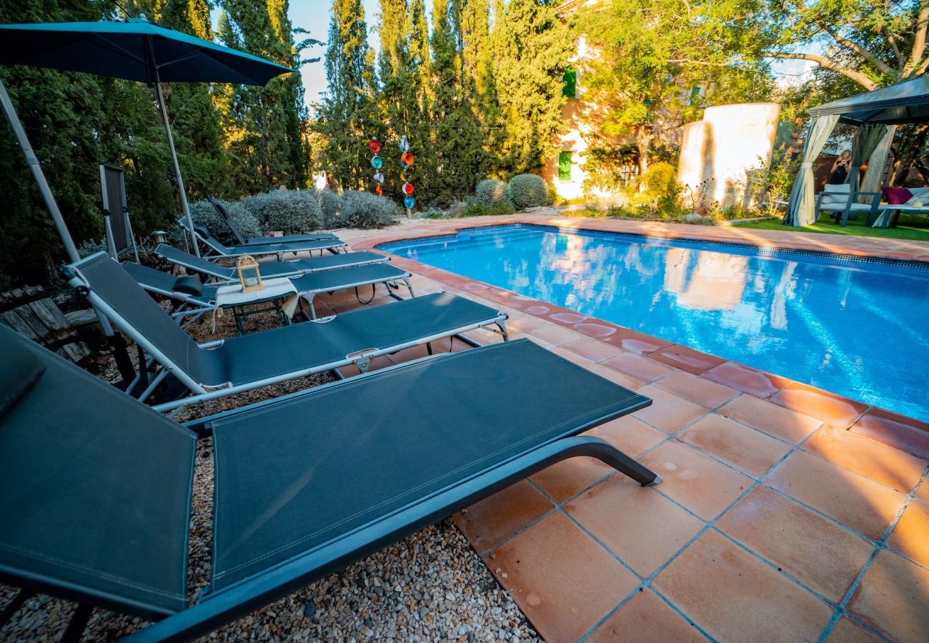 Villa à Vilafranca del Penedes - Villa aux vibrations rustiques avec piscine privée à 12km de la plage!