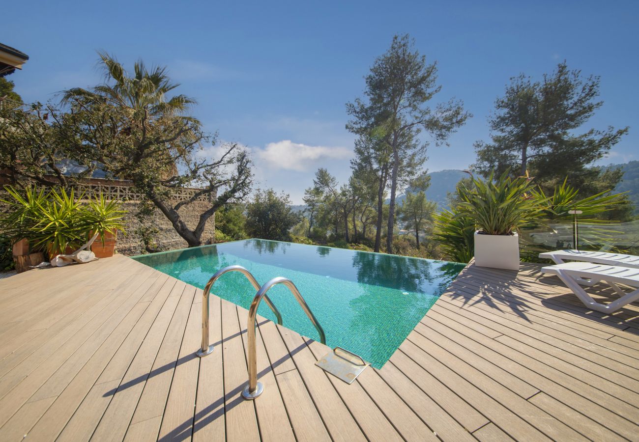 Villa à Torrelles de Llobregat - Villa avec piscine à débordement et vue - à 20 minutes de Barcelone!