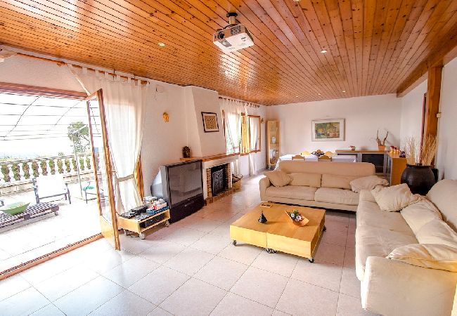 Villa à Sant Cebrià de Vallalta -  Villa de style suisse près de Barcelone et à 10min de la plage! Villa à Sant Cebrià de Vallalta -  Villa de style suisse près de Barcelone et à 10min de la plage!