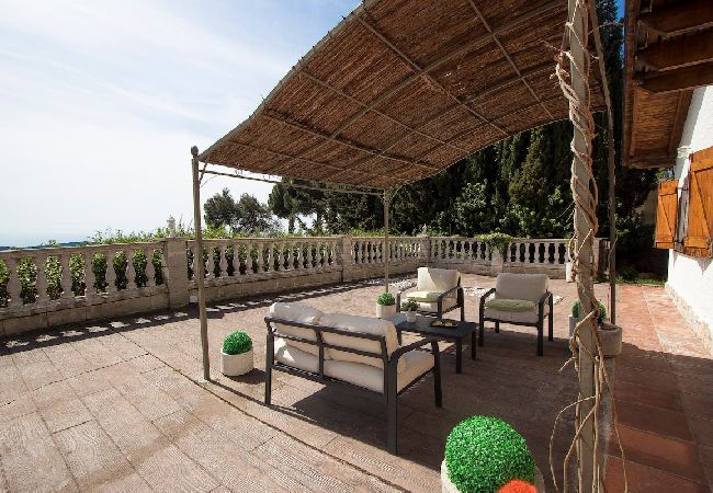 Villa à Sant Cebrià de Vallalta -  Villa de style suisse près de Barcelone et à 10min de la plage! Villa à Sant Cebrià de Vallalta -  Villa de style suisse près de Barcelone et à 10min de la plage!