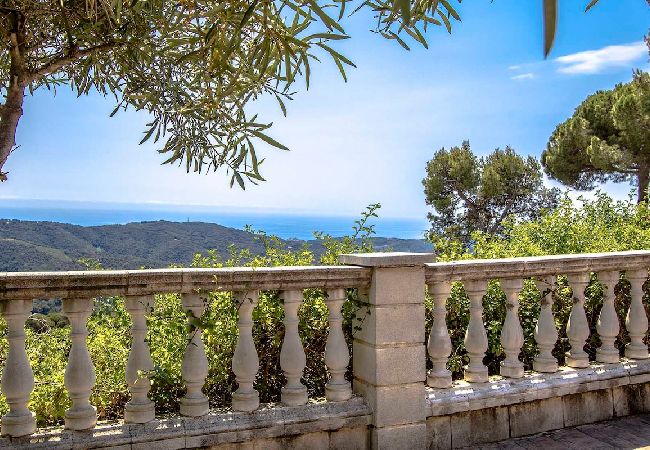 Villa à Sant Cebrià de Vallalta -  Villa de style suisse près de Barcelone et à 10min de la plage! Villa à Sant Cebrià de Vallalta -  Villa de style suisse près de Barcelone et à 10min de la plage!