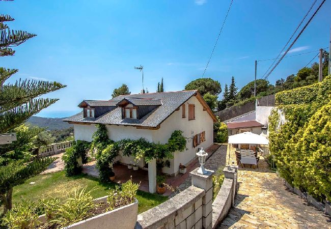 Villa à Sant Cebrià de Vallalta -  Villa de style suisse près de Barcelone et à 10min de la plage! Villa à Sant Cebrià de Vallalta -  Villa de style suisse près de Barcelone et à 10min de la plage!