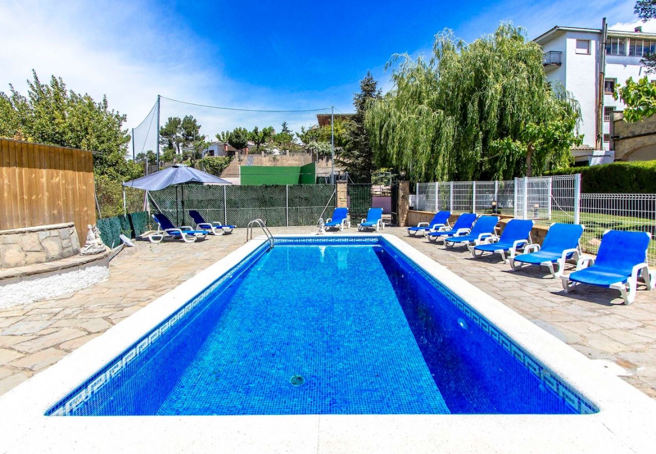 Villa à Rellinars - Piscine, tennis, billard et plus 50km de Barcelone!