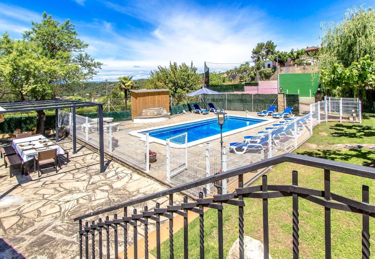 Villa à Rellinars - Piscine, tennis, billard et plus 50km de Barcelone!