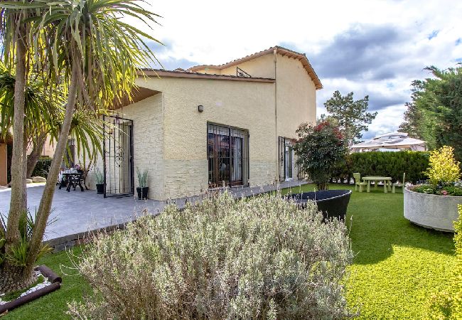 Villa à Santa Coloma de Farners - Abode unique sur la Costa Brava avec accès train à BCN. Villa à Santa Coloma de Farners - Abode unique sur la Costa Brava avec accès train à BCN.