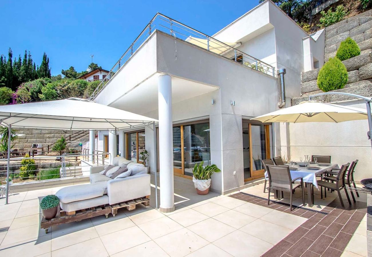 Villa à Sant Cebrià de Vallalta -  Modernité magnifique - à quelques km de la plage!