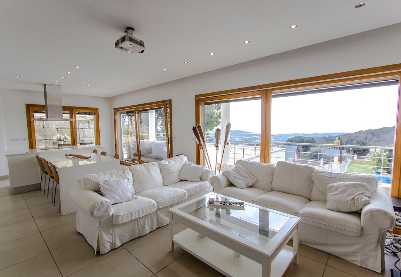 Villa à Sant Cebrià de Vallalta -  Modernité magnifique - à quelques km de la plage!