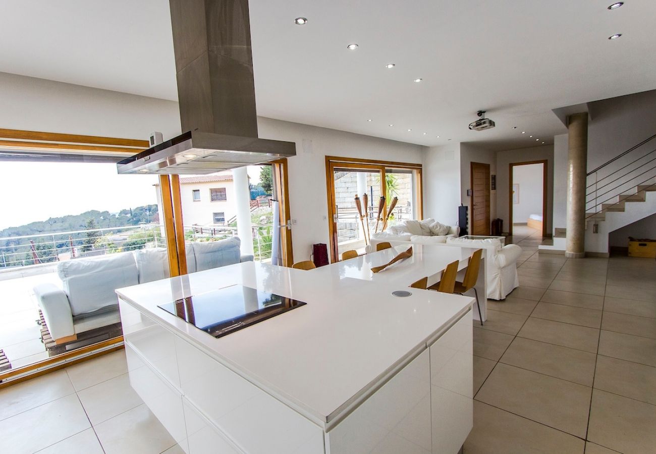 Villa à Sant Cebrià de Vallalta -  Modernité magnifique - à quelques km de la plage!