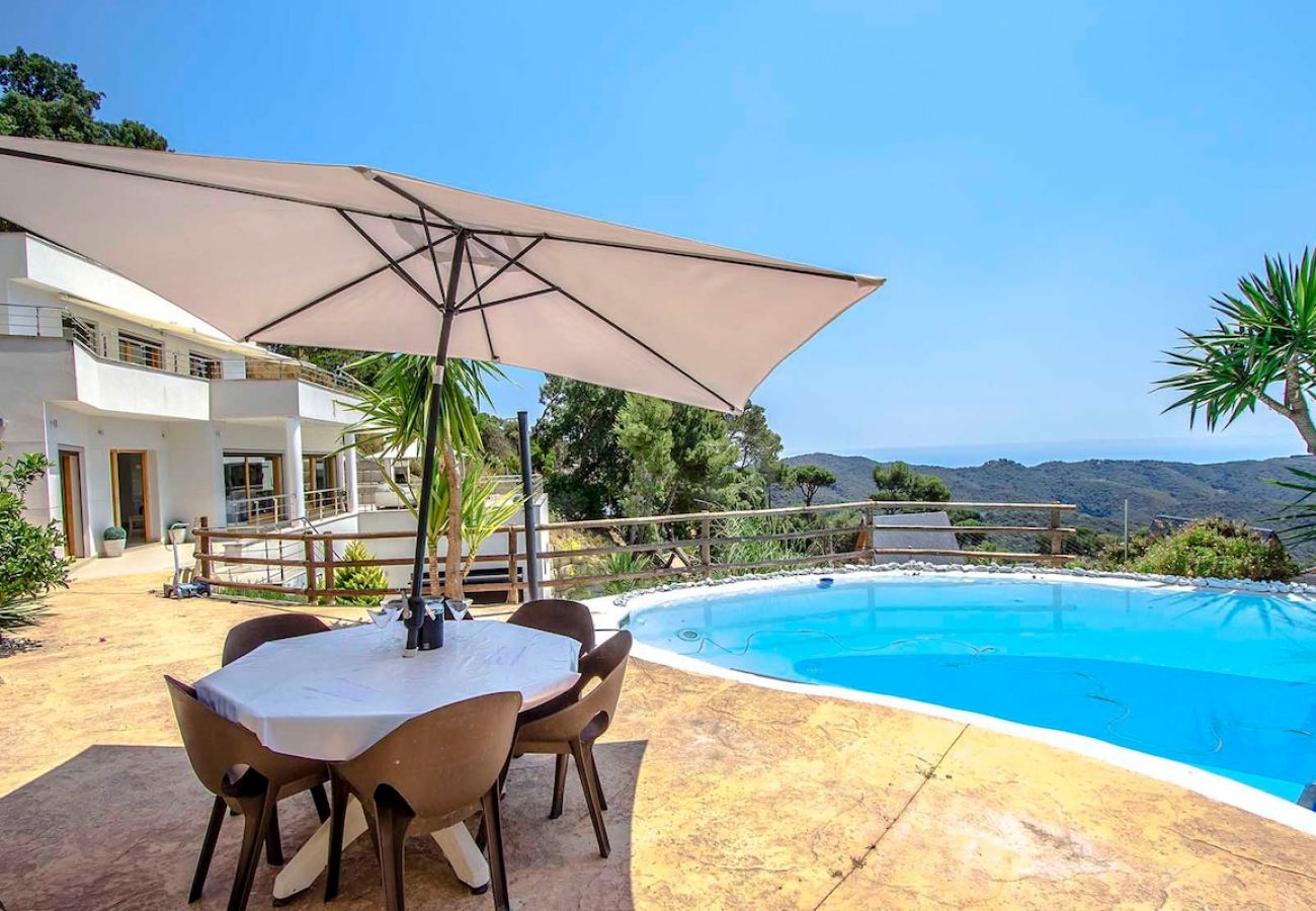 Villa à Sant Cebrià de Vallalta -  Modernité magnifique - à quelques km de la plage!
