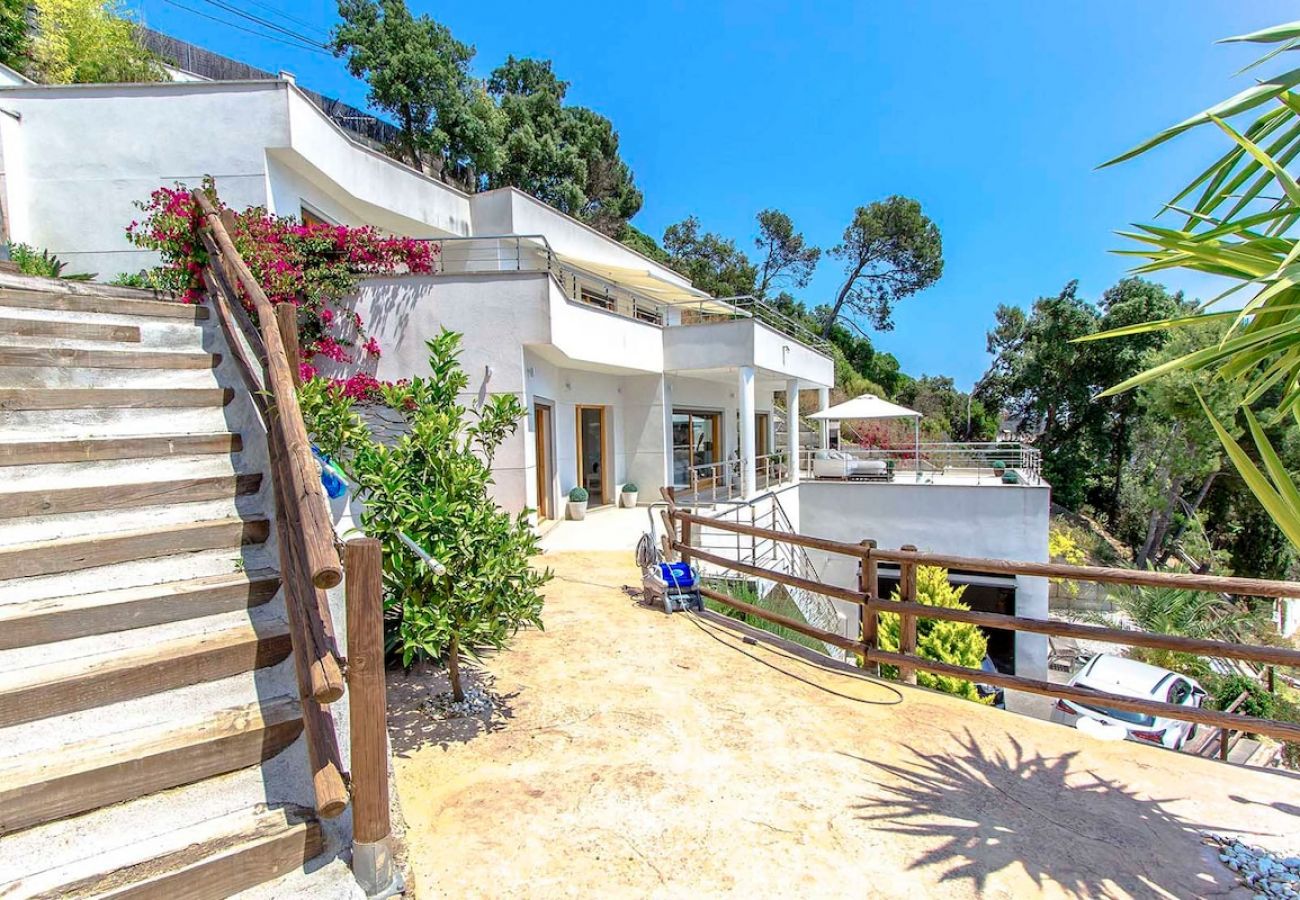 Villa à Sant Cebrià de Vallalta -  Modernité magnifique - à quelques km de la plage!