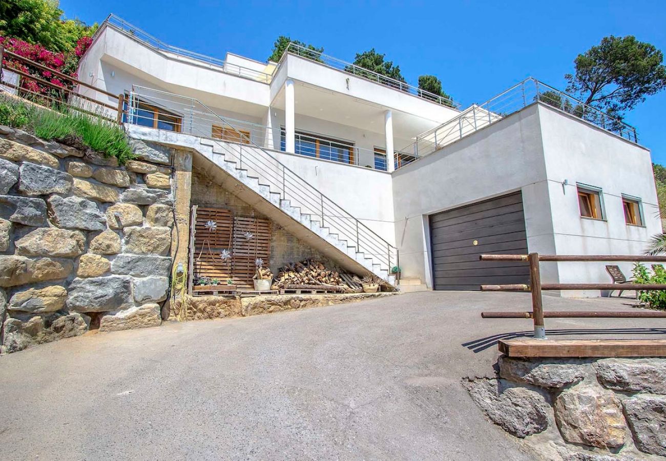 Villa à Sant Cebrià de Vallalta -  Modernité magnifique - à quelques km de la plage!
