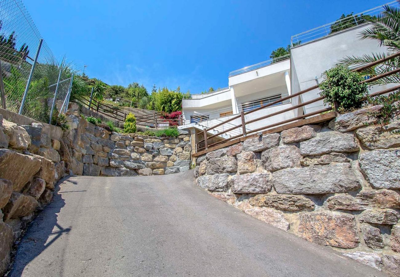 Villa à Sant Cebrià de Vallalta -  Modernité magnifique - à quelques km de la plage!