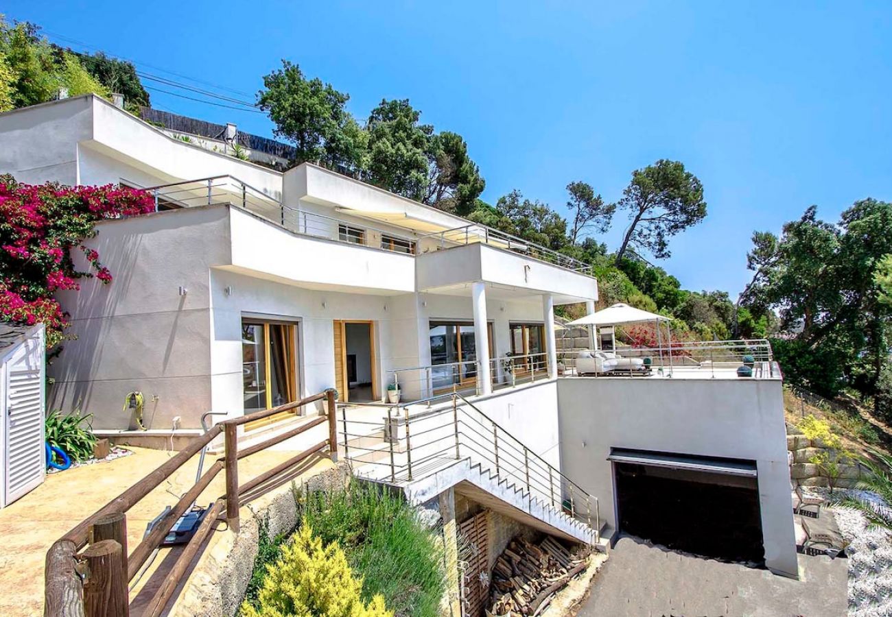 Villa à Sant Cebrià de Vallalta -  Modernité magnifique - à quelques km de la plage!