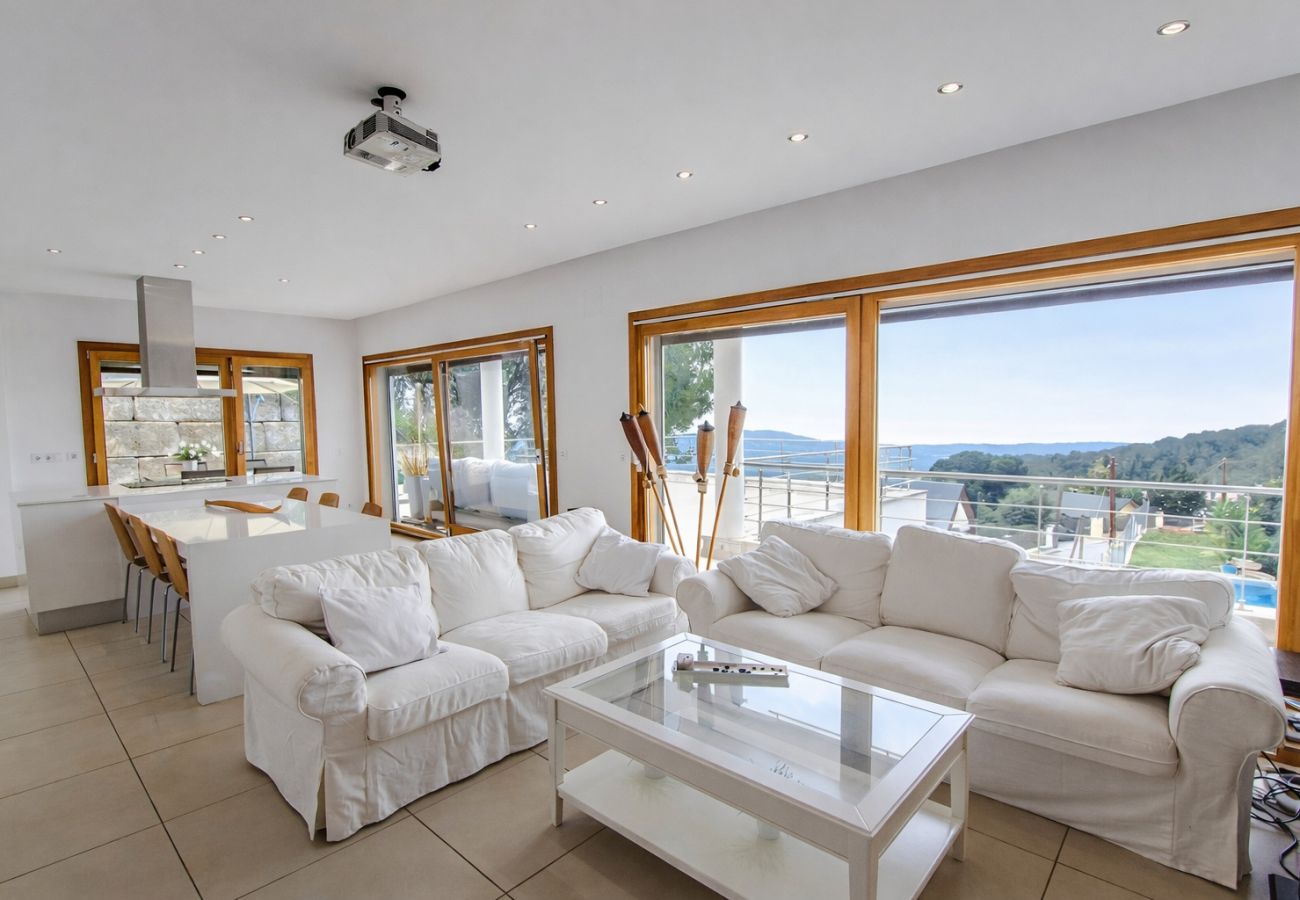 Villa à Sant Cebrià de Vallalta -  Modernité magnifique - à quelques km de la plage!