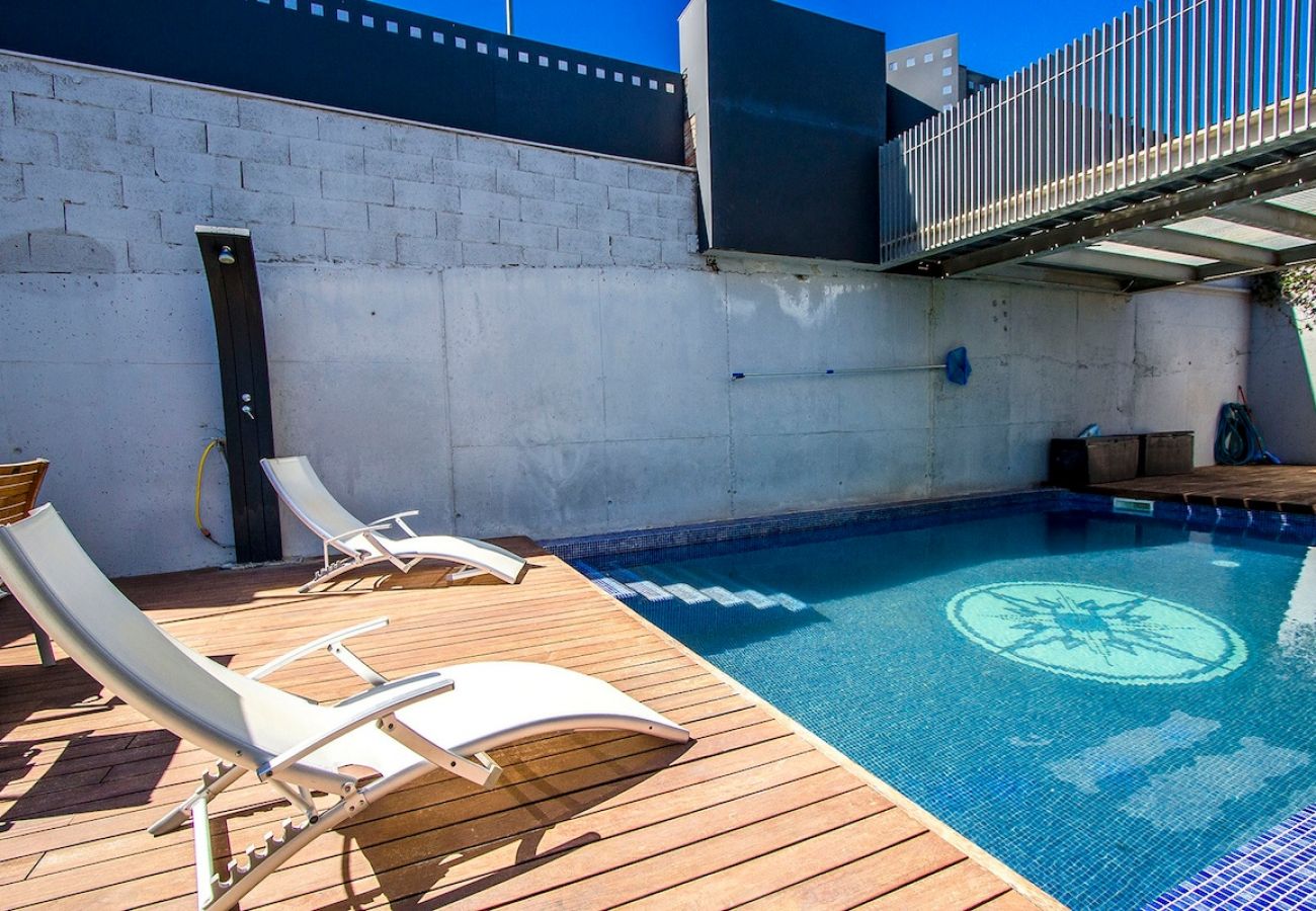 Villa à Castellet i la Gornal - Havre de paix moderne en hauteur avec piscine privée à 7km de la plage !