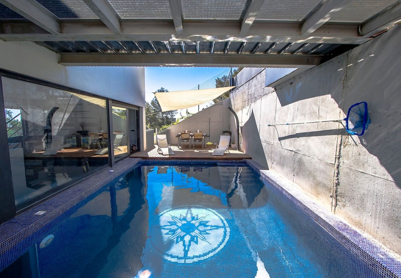 Villa à Castellet i la Gornal - Havre de paix moderne en hauteur avec piscine privée à 7km de la plage !