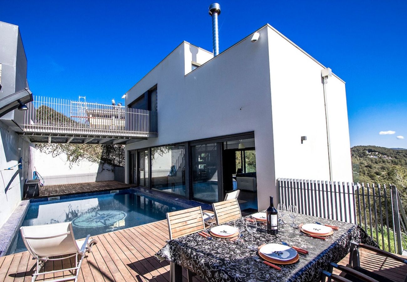 Villa à Castellet i la Gornal - Havre de paix moderne en hauteur avec piscine privée à 7km de la plage !