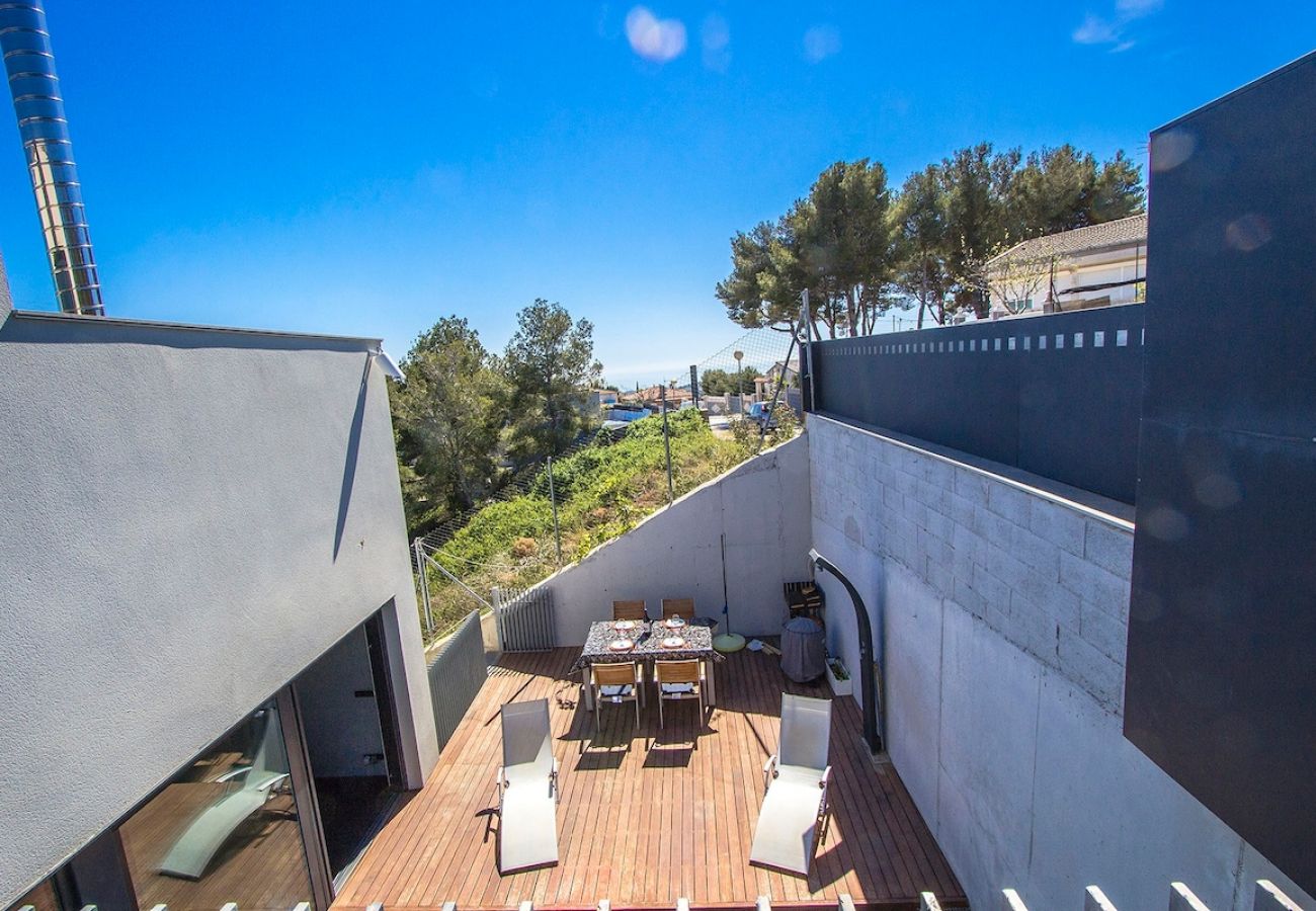 Villa à Castellet i la Gornal - Havre de paix moderne en hauteur avec piscine privée à 7km de la plage !