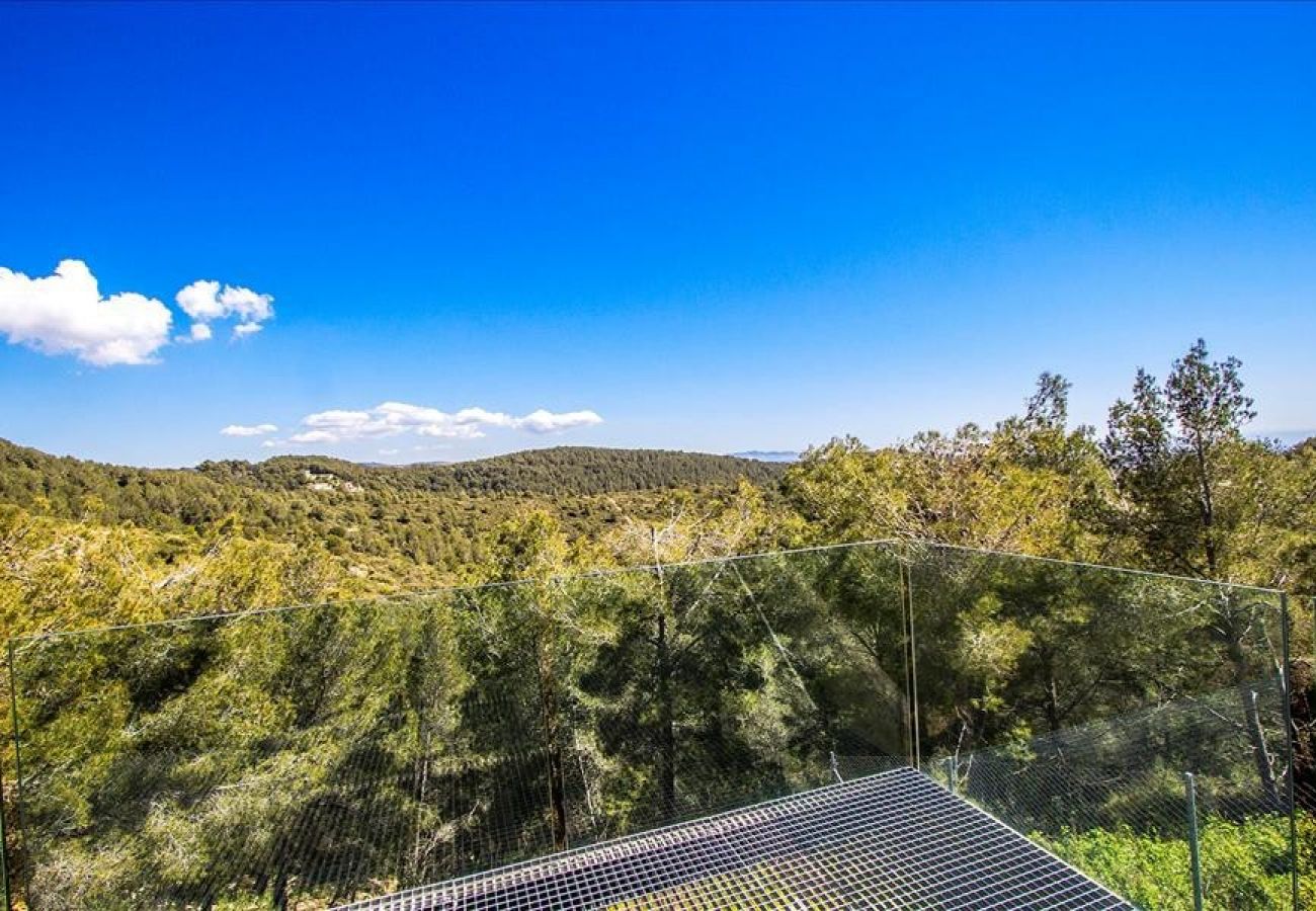 Villa à Castellet i la Gornal - Havre de paix moderne en hauteur avec piscine privée à 7km de la plage !