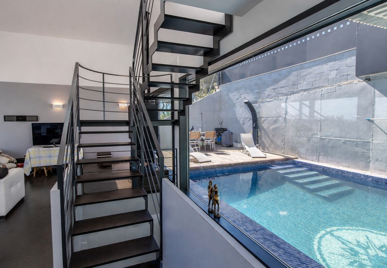 Villa à Castellet i la Gornal - Havre de paix moderne en hauteur avec piscine privée à 7km de la plage !