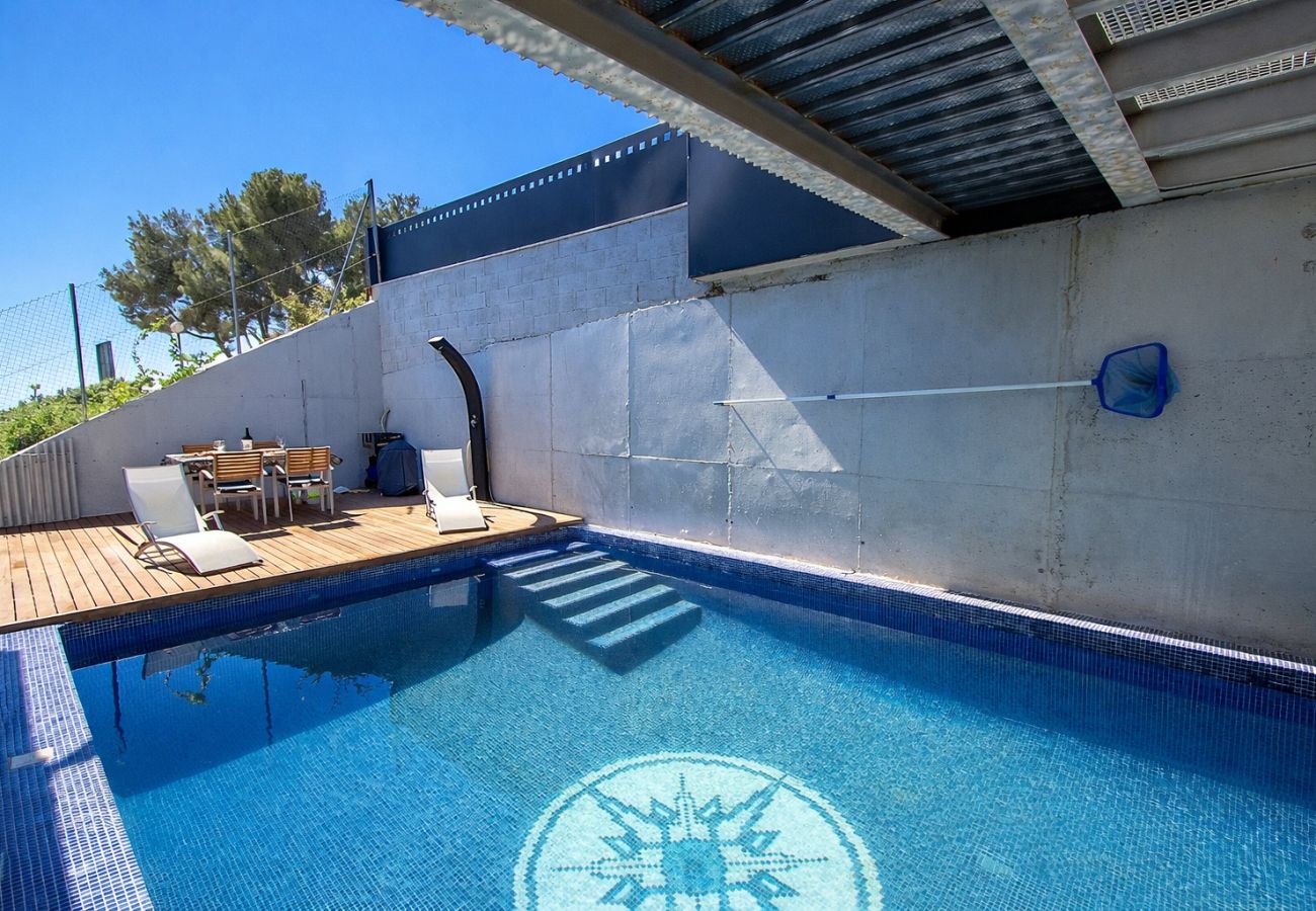 Villa à Castellet i la Gornal - Havre de paix moderne en hauteur avec piscine privée à 7km de la plage !