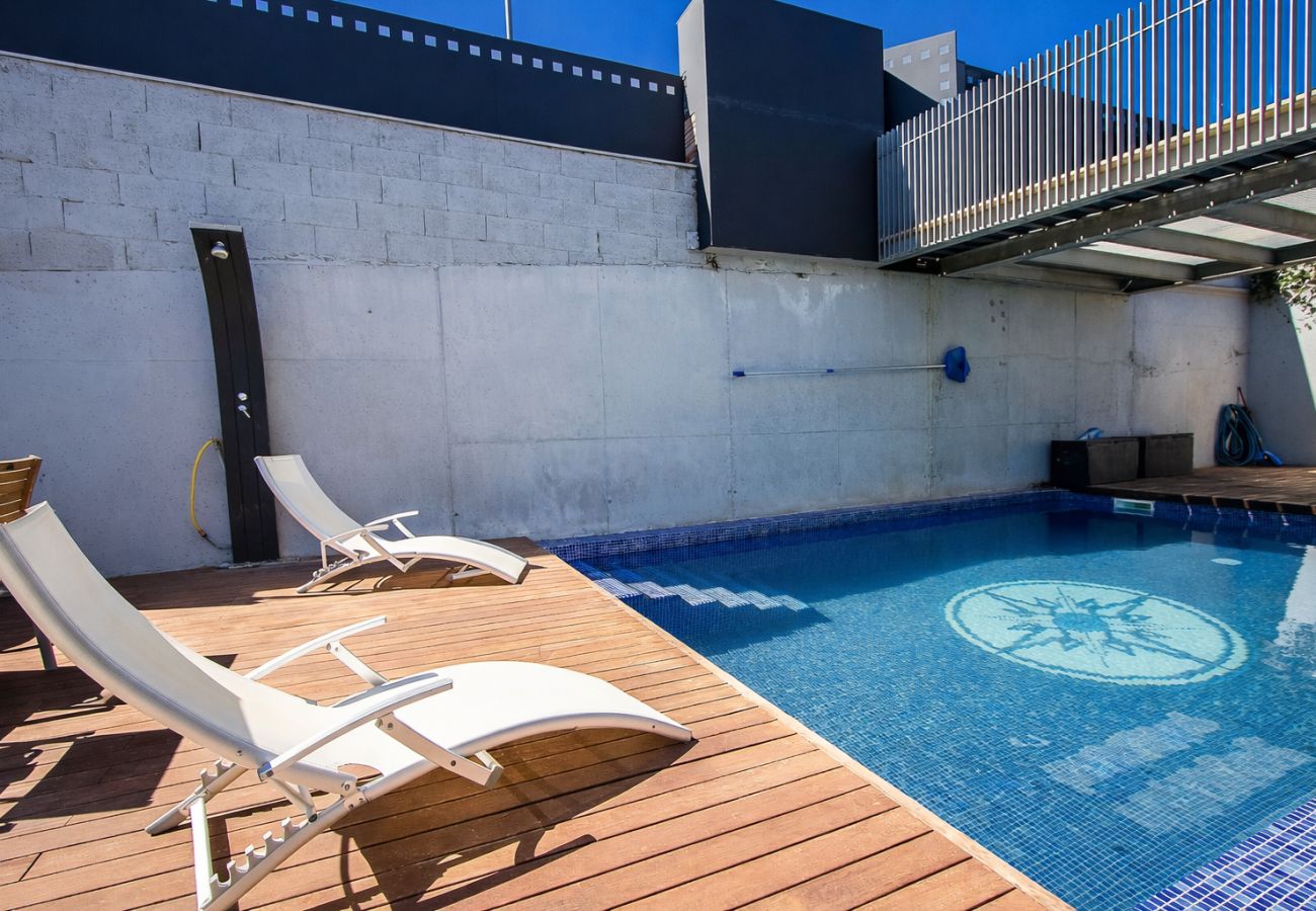 Villa à Castellet i la Gornal - Havre de paix moderne en hauteur avec piscine privée à 7km de la plage !