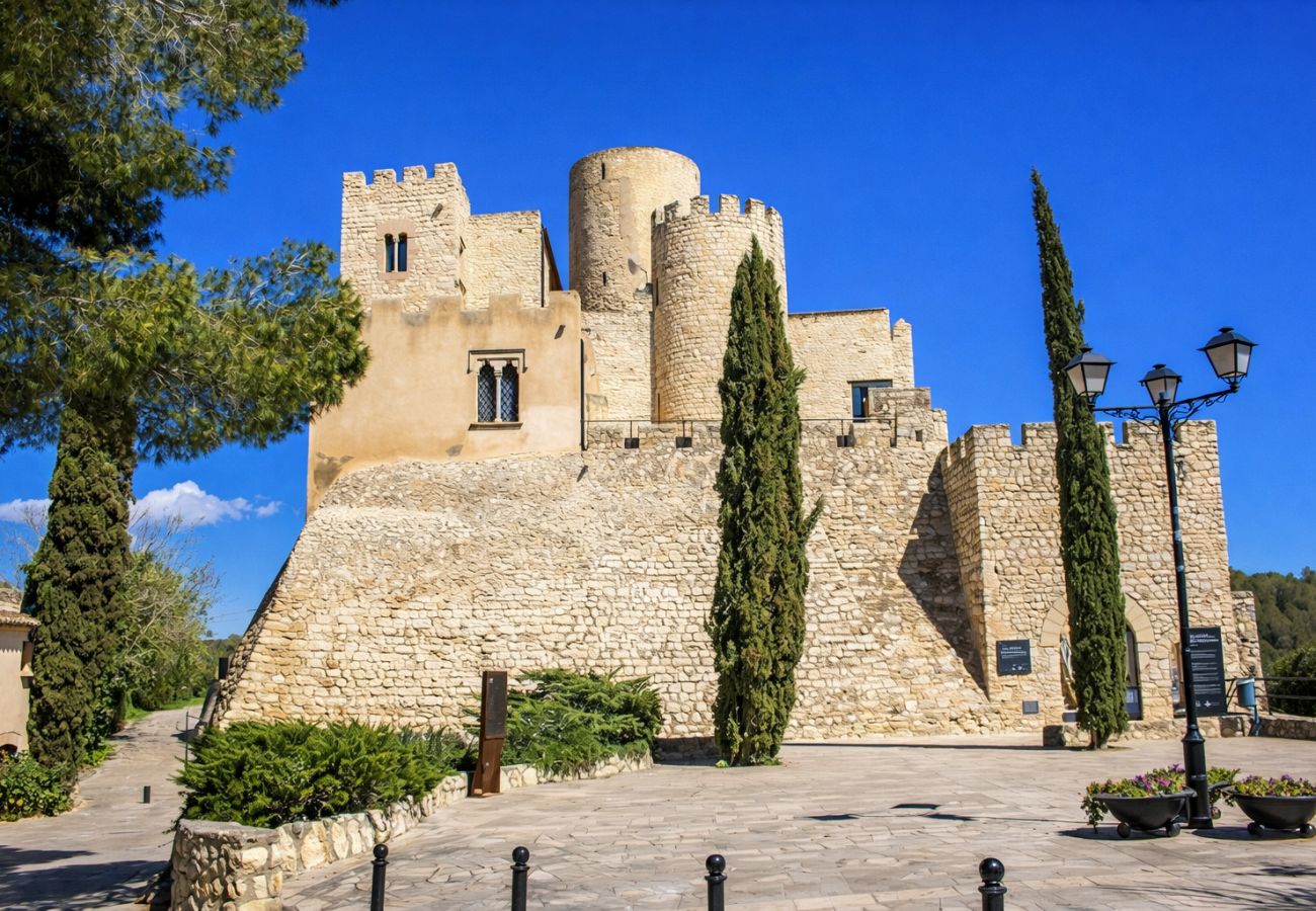 Villa à Castellet i la Gornal - Havre de paix moderne en hauteur avec piscine privée à 7km de la plage !