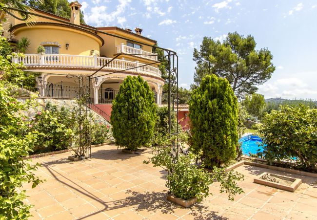 Villa à Torrelles de Llobregat -  Villa spacieuse et sublime à seulement 15km de Barcelone!