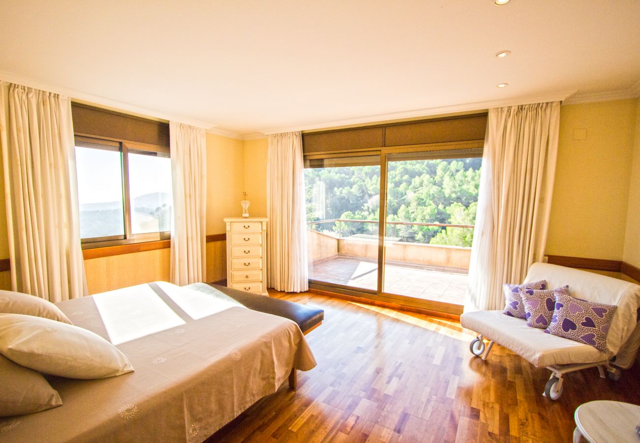 Villa à Sant Feliu de Codines - Vue imprenable et piscine chauffée pour 25 pax à 35min de BCN!