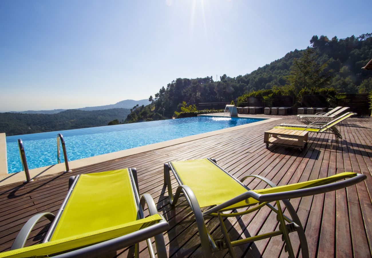 Villa à Sant Feliu de Codines - Vue imprenable et piscine chauffée pour 25 pax à 35min de BCN!