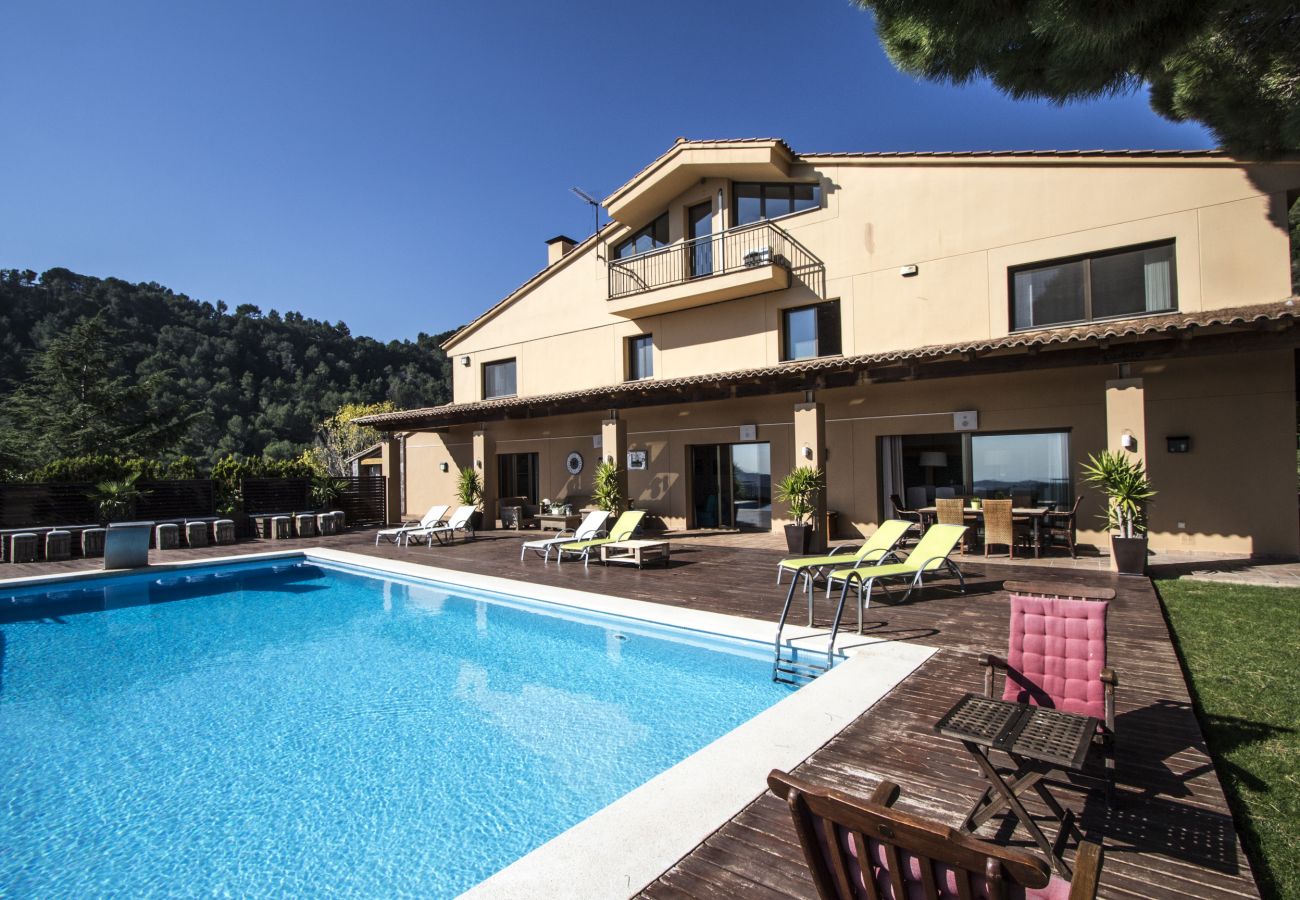 Villa à Sant Feliu de Codines - Vue imprenable et piscine chauffée pour 25 pax à 35min de BCN!