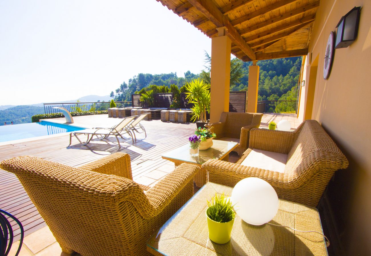 Villa à Sant Feliu de Codines - Vue imprenable et piscine chauffée pour 25 pax à 35min de BCN!