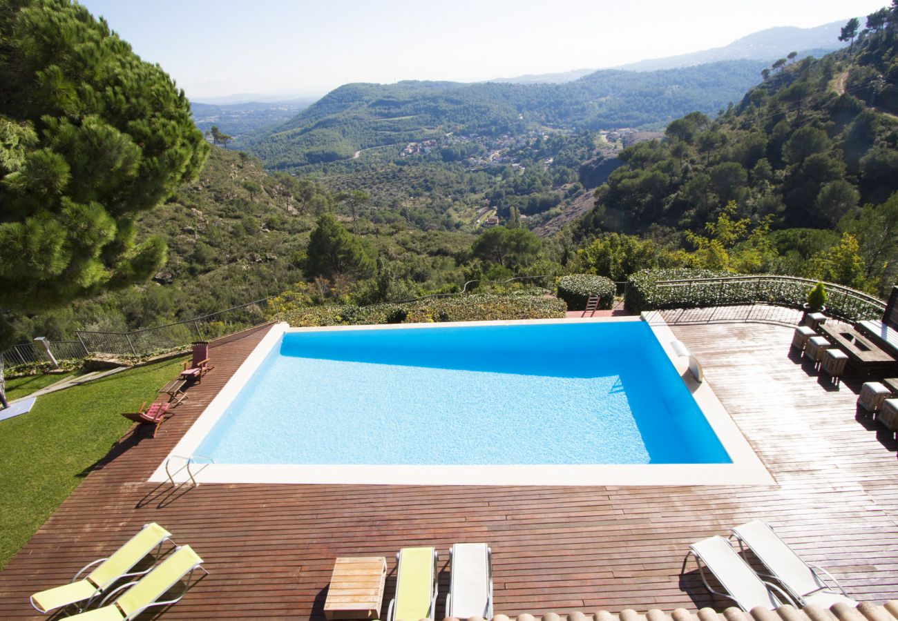 Villa à Sant Feliu de Codines - Vue imprenable et piscine chauffée pour 25 pax à 35min de BCN!